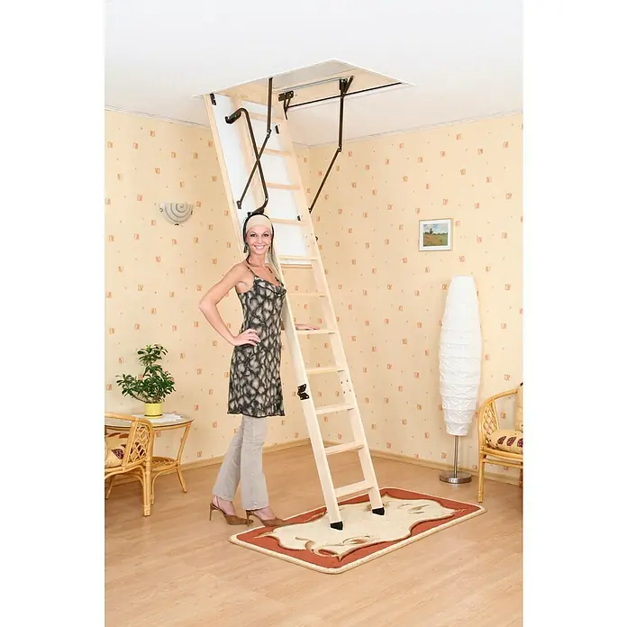 Escalera escamoteable Thermo Extra - 130 x 70 cm, Aislamiento térmico: 1,3 W/(m²K) - Se está demostrando una escalera de madera para el ático, facilitando el acceso al ático y ahorrando espacio.