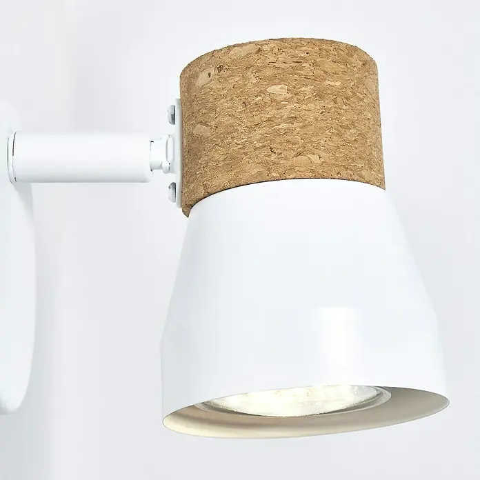 Brilliant Moka Wandstrahler - 10 W, L x B x H: 13,5 x 8 x 9 cm, Weiß, GU10, 1 Stk. - Nahaufnahme einer modernen Wandleuchte mit einem Lampenschirm aus weißem Metall und einem zylindrischen Korkaufsatz für eine natürliche Note.