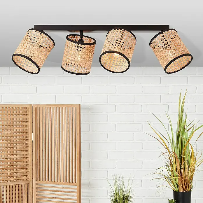 Brilliant Wiley Deckenstrahler - 42 W, L x B x H: 13 x 67 x 21 cm, Schwarz, E14, 4 Stk. - Die stilvolle Deckenleuchte mit vier Rattan-Lampenschirmen und schwarzem Rahmen sorgt für eine gemütliche Atmosphäre.