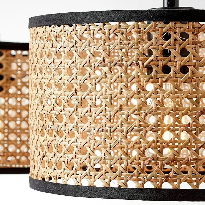 Brilliant Wiley Pendelleuchte - 52 W, L x B x H: 25 x 110 x 120 cm, Schwarz, E27 - Nahaufnahme einer Rattan-Lampenschirm mit schwarzem Rand, der eine warme und einladende Atmosphäre erzeugt.