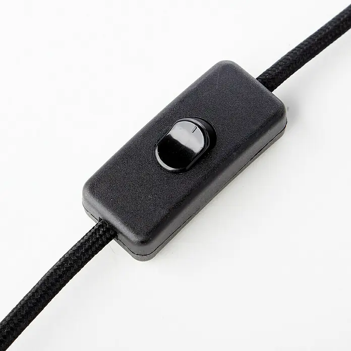 Brilliant Wiley Tischleuchte - 60 W, Schwarz, E27 - Nahaufnahme eines schwarzen Schnurschalters mit Wippe an einem Kabel auf einem weißen Hintergrund.