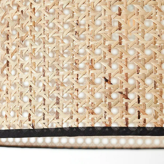 Brilliant Wiley Stehleuchte - 42 W, Höhe: 200 cm, Schwarz, E27 - Nahaufnahme eines Korbs mit einem detaillierten Rattanmuster und einem markanten schwarzen Rand, der Textur und Handwerkskunst betont.