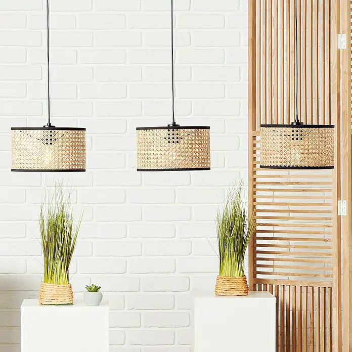Brilliant Wiley Pendelleuchte - 52 W, L x B x H: 25 x 110 x 120 cm, Schwarz, E27 - Drei dekorative Rattan-Hängelampen mit schwarzem Rand, die eine warme und einladende Atmosphäre schaffen.