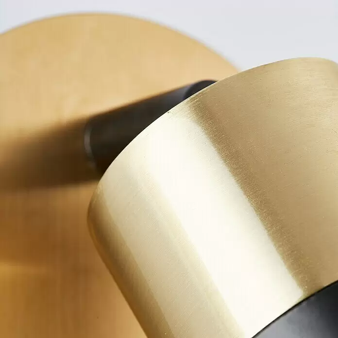 Brilliant Maribel Wandstrahler - 5 W, L x B x H: 14,8 x 10 x 11,5 cm, Messing-gebürstet/Schwarz, GU10 - Nahaufnahme einer gebürsteten Messingarmatur mit schwarzem Element.
