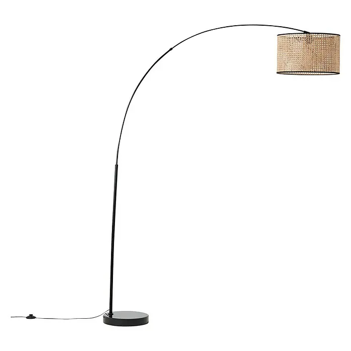 Brilliant Wiley Stehleuchte - 42 W, Höhe: 200 cm, Schwarz, E27 - Elegante Stehlampe mit gebogenem, schwarzem Gestell und einem Lampenschirm aus Rattan. Perfekt für stilvolle Beleuchtung im Wohnbereich.