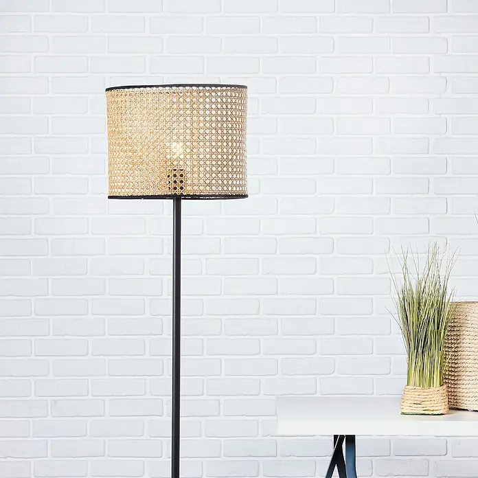 Brilliant Wiley Stehleuchte - 60 W, Höhe: 154 cm, Schwarz, E27 - Stehlampe mit einem Lampenschirm aus Rattan. Der Schirm ist in einem natürlichen Farbton gehalten und gibt ein warmes, gemütliches Licht ab.