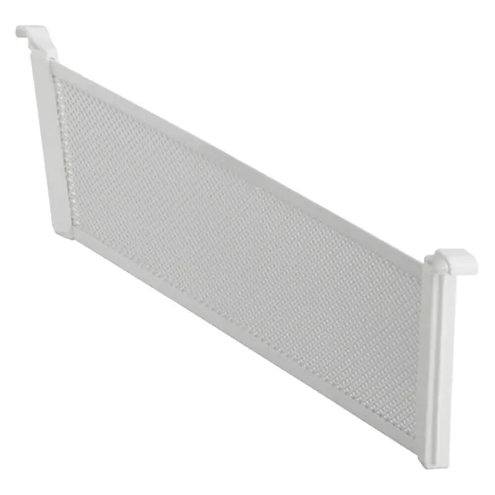 Elfa Classic by Elfa Fachteiler Gitterkorb - L x H: 40 x 8 cm, Weiß - Nahaufnahme eines weißen, rechteckigen Dunstabzugsfiltergitters mit seitlichen Befestigungen vor schwarzem Hintergrund.