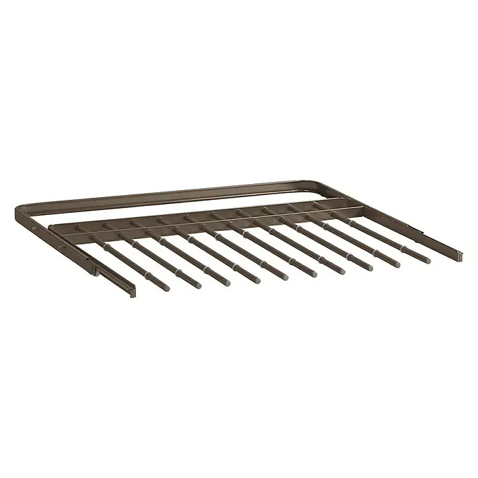 Elfa Classic by Elfa Hosenauszug - L x B x H: 40 x 60 x 2,4 cm, Graphite, Passend für: Regalsystem Classic by Elfa - Eine braune Hosenaufhängung mit mehreren Stäben, die gleichmäßig verteilt sind und auf einem schwarzen Hintergrund liegen.