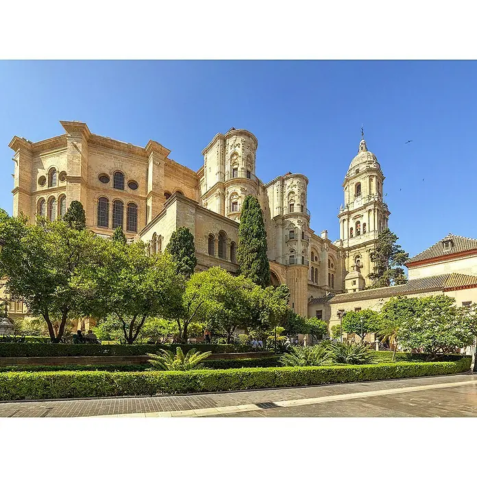 Póster Málaga - Catedral, An x Al: 80 x 60 cm - Impresionante vista de la Catedral de Málaga, rodeada de exuberantes jardines, resaltando la arquitectura histórica.