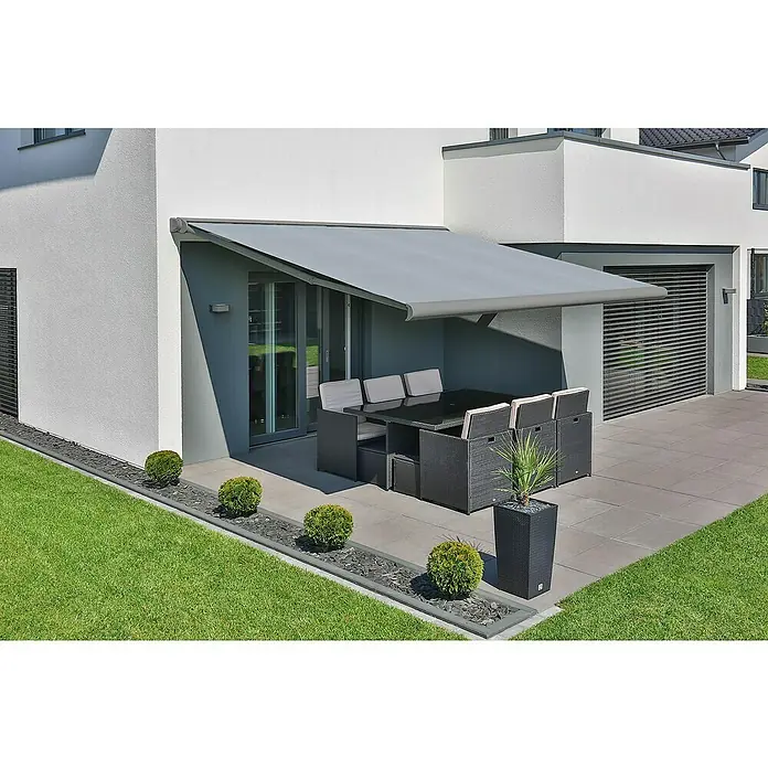 Deyo Limassol Vollkassettenmarkise - Hellgrau, Farbe Gestell: Weißaluminium Feinstruktur, Breite: 5,5 m, Ausfall: 3,5 m - Eleganter Außenbereich mit einer modernen Markise, die Schatten spendet und das stilvolle Gartenmöbel-Set schützt.