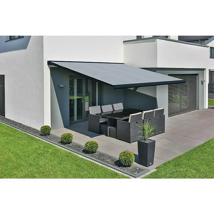 Deyo Limassol Vollkassettenmarkise - Hellgrau, Farbe Gestell: Anthrazitgrau Feinstruktur, Breite: 3,5 m, Ausfall: 3 m - Eine moderne Terrassenüberdachung in Grau schützt ein dunkles Gartenset mit Tisch und Stühlen vor der Sonne. Ideal für entspannte Stunden im Freien.