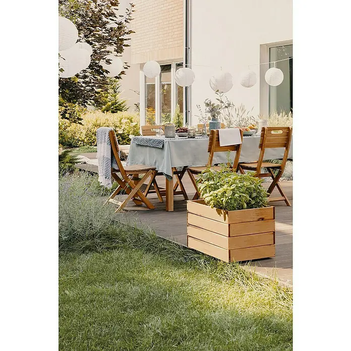 Cerland Macetero para plantas Cuadrada - Dimensiones externas (L x An x Al): 40 x 40 x 27 cm, Madera, Natural - Vista de una jardinera rústica de madera llena de exuberantes plantas verdes en primer plano de una escena de jardín.