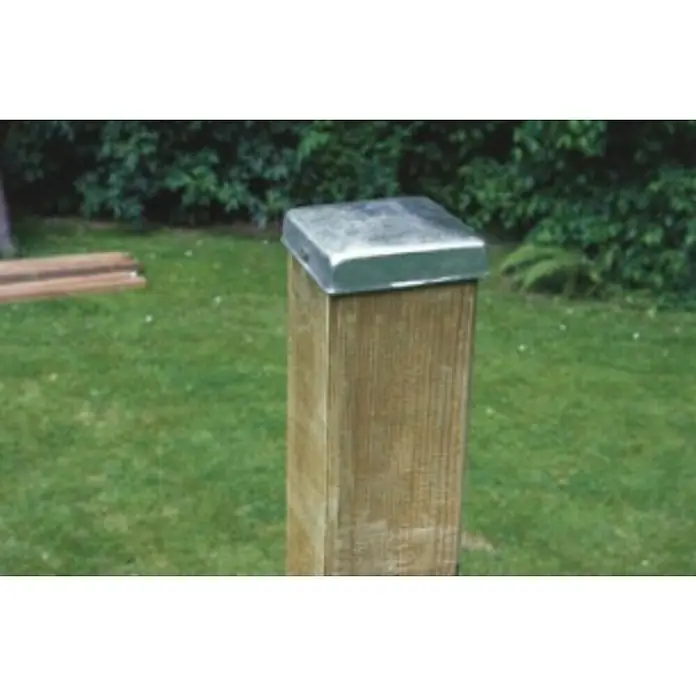Cerland Poste para valla - L x An x Al: 7 x 7 x 100 cm, Marrón, Madera - Primer plano de un poste de madera con una tapa metálica cuadrada sobre el césped, que brinda protección y encanto rústico.