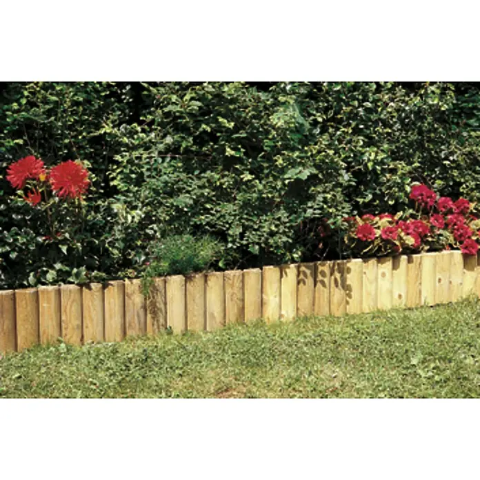Cerland Valla mini Bordura Pinede - L x Al: 1,1 m x 35 cm, Natural - Una escena de jardín que muestra una bonita valla de empalizada de madera, que enmarca un exuberante césped verde y flores vibrantes.