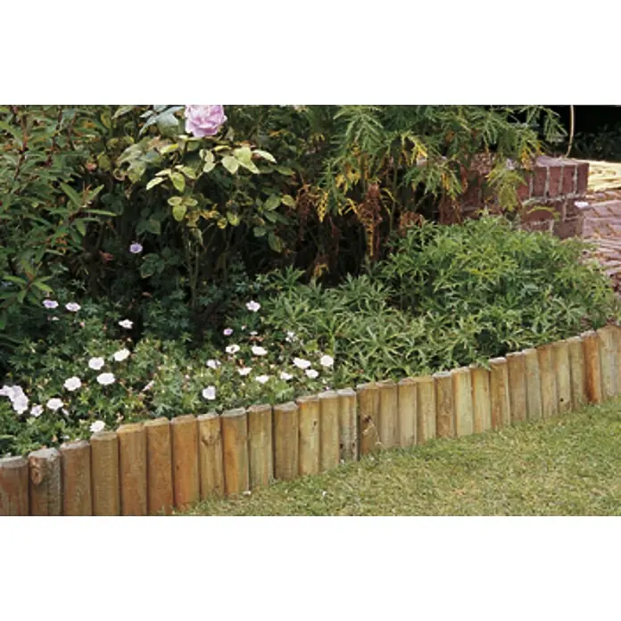 Cerland Bordura enrollable - L x An x Al: 180 x 5 x 20 cm, Madera - Un borde de troncos de madera en un jardín, que separa las plantas y el césped, creando una estética rústica.
