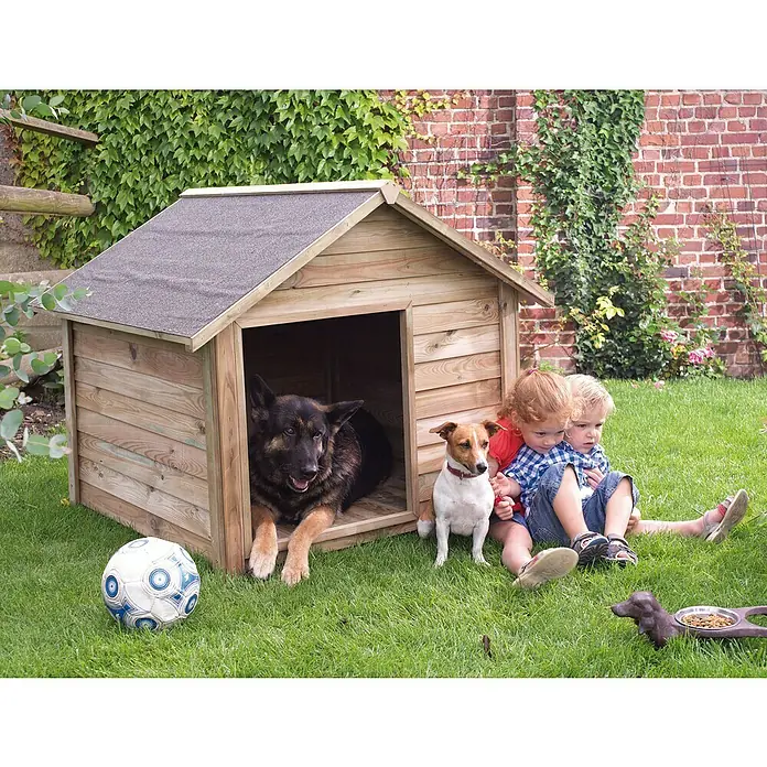 Cerland Caseta para perro Willow M - 114 x 120 x 100 cm, Madera, Natural, 120 x 114 x 100 cm - Una espaciosa caseta de madera para perros con un pastor alemán oscuro dentro, un perro más pequeño sentado al lado, rodeada de césped verde.