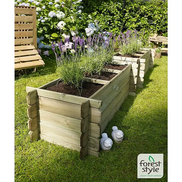 Cerland Huerto Basil - 140 x 60 x 36 cm, Madera - La imagen muestra un jardín elevado de hierbas de madera con lavanda sobre un césped. Hay dos estatuas de pájaros en primer plano.