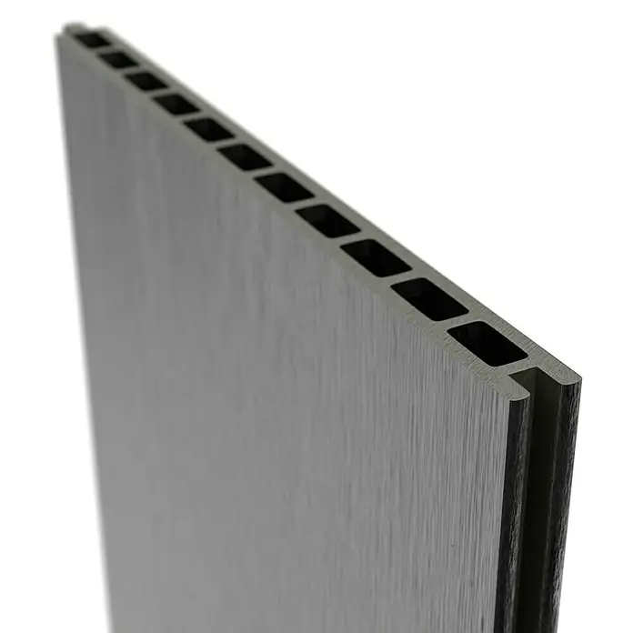 T & J Sichtschutzelement ElzeB x H: 179 x 30 cm, Grau, WPC - Das Bild zeigt eine moderne, graue Fassadenverkleidung mit länglichen Aussparungen, die für eine stilvolle Optik und Belüftung sorgen.