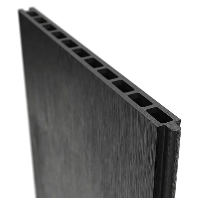 T & J Sichtschutzelement Elze - B x H: 179 x 30 cm, Anthrazit - Ansicht eines schwarzen WPC-Paneels mit rechteckigen Aussparungen. Das Paneel hat eine feine Holzmaserung und ist für den Außenbereich geeignet.