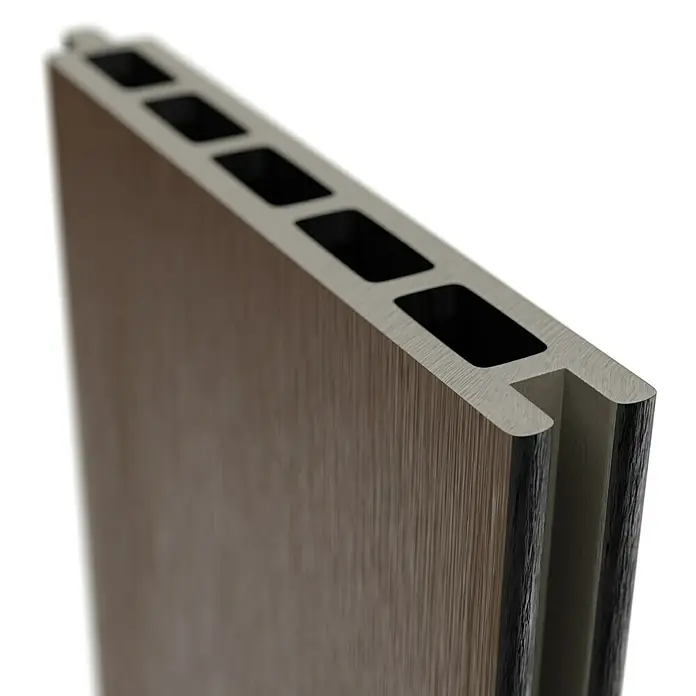 T & J Sichtschutzelement Elskop - B x H: 179 x 15 cm, Teak - Nahaufnahme eines Profils aus Aluminiumverbundplatten, das die interne Struktur und das Finish des Materials zeigt.