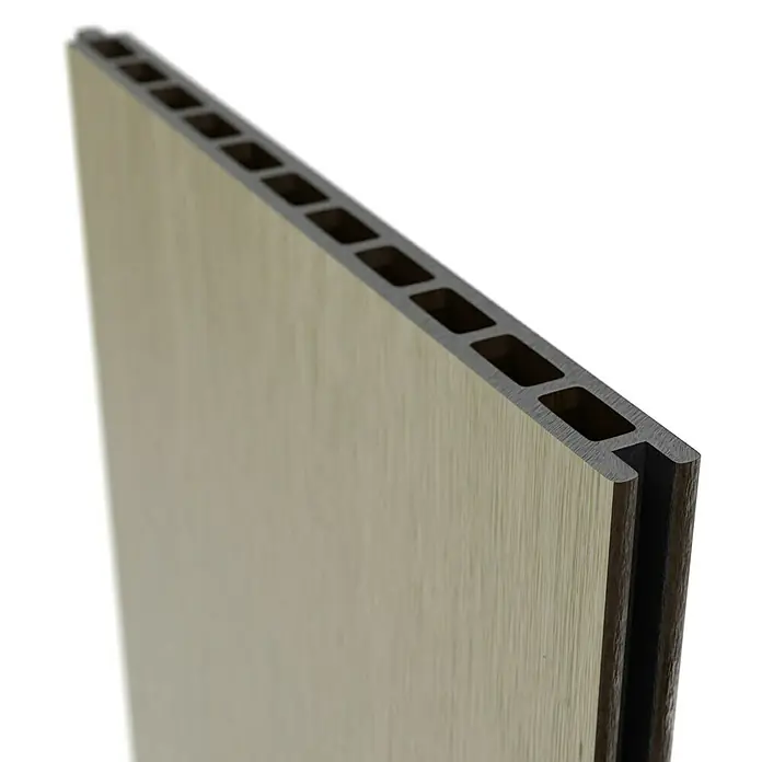 T & J Sichtschutzelement ElzeB x H: 179 x 30 cm, Schilf, WPC - Nahaufnahme einer Holzverbundplatte mit einem einzigartigen Hohlkammerdesign für moderne Bauprojekte.