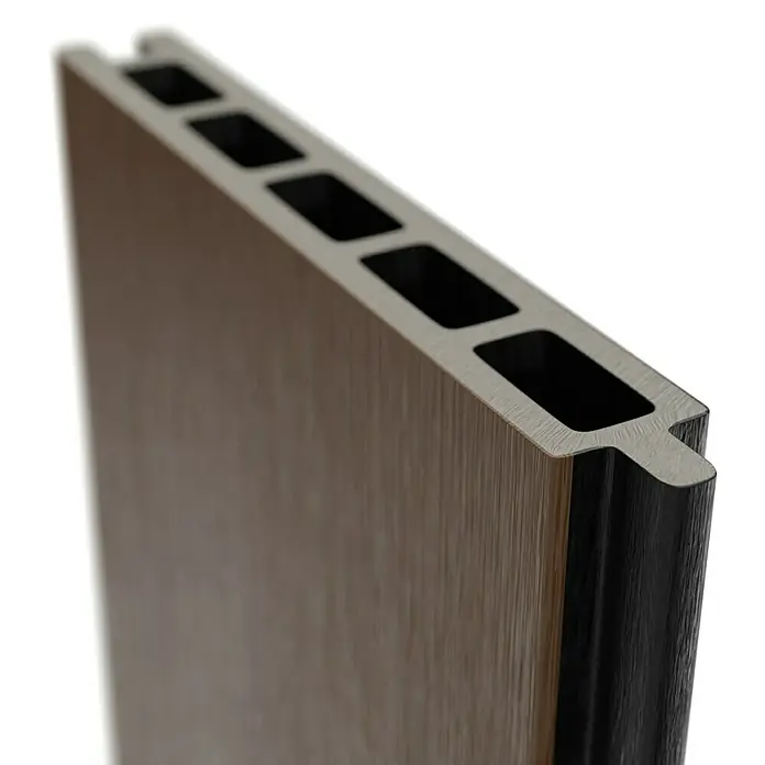 T & J Sichtschutzelement Elskop - B x H: 179 x 15 cm, Teak - Nahaufnahme eines stilvollen Wandpaneels mit Holzmaserung und Hohlkammerprofil für moderne Innenräume.