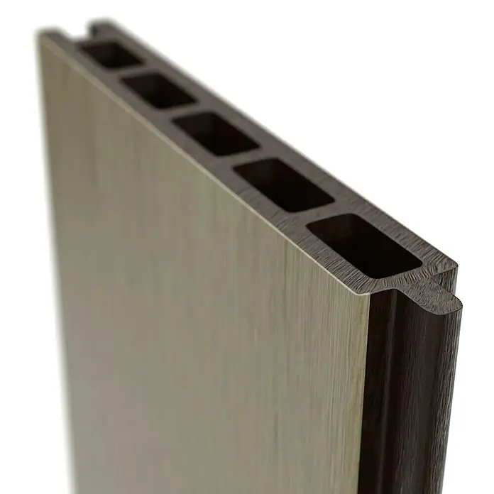 T & J Sichtschutzelement Elskop - B x H: 179 x 15 cm, Schilf - Nahaufnahme eines modernen Terrassendielenprofils aus Verbundmaterial mit Hohlkammern für verbesserte Stabilität.