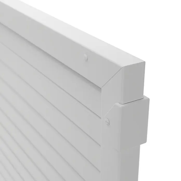 T & J Lightline Sichtschutzelement - 180 x 180 cm, Weiß - Nahaufnahme einer weißen Jalousie, die ein elegantes und funktionales Design für moderne Fensterabdeckungen präsentiert.