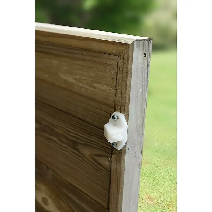 Soulet Spielhaus Winny - L x B x H: 155 x 175 x 210 cm, Holz, Natur - Nahaufnahme einer hölzernen Gartenbox mit einem weißen Verschlussmechanismus, der Stabilität und Sicherheit bietet.\n