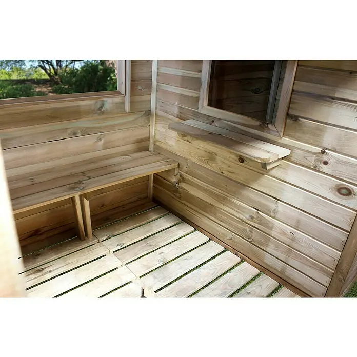 Soulet Spielhaus Hacienda - L x B x H: 243 x 125 x 175 cm, Holz, Natur - Innenraum eines hölzernen Baumhauses mit Sitzbank und Fenster, konstruiert mit hellbraunen Holzplanken.