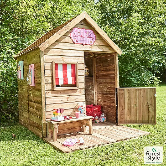 Soulet Spielhaus Winny - L x B x H: 155 x 175 x 210 cm, Holz, Natur - Bild eines hölzernen Forest Style Candy Shop Spielhauses im Garten, mit einer Theke und einem offenen Fenster, ideal für Kinder zum Spielen.