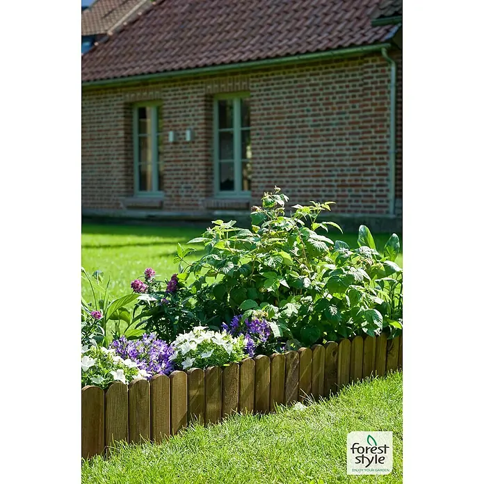 Cerland Bordura enrollable Piloux - L x An x Al: 120 x 5,5 x 20 cm, Madera - Un jardín encantador con parterres de flores bordeados con bordes rústicos de madera, que añaden un toque elegante al ambiente natural.