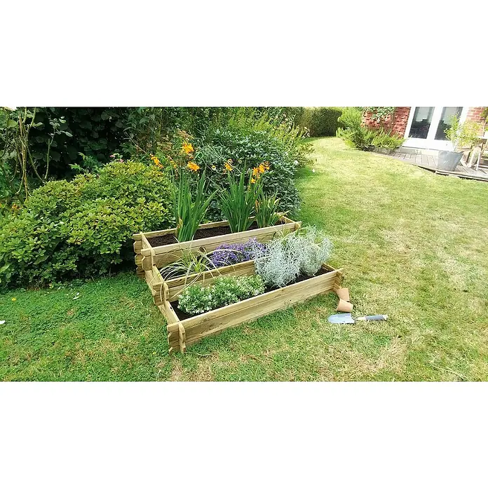 Cerland Huerto urbano Angelic - 100 x 80 x 36 cm, Madera - Una jardinera de madera de tres niveles, llena de flores y plantas coloridas, se sitúa en un césped verde.