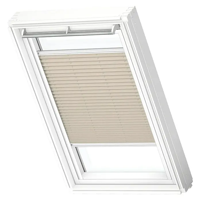 Velux Dachfensterplissee FHL UK10 1259SWL - Farbe: Hellbeige - 1259SWL, Farbe Schiene: Weiß, Manuell - Dachfenster mit beigen Jalousien, die das Licht filtern. Die Jalousien sind teilweise geschlossen und geben einen Einblick nach draußen frei.