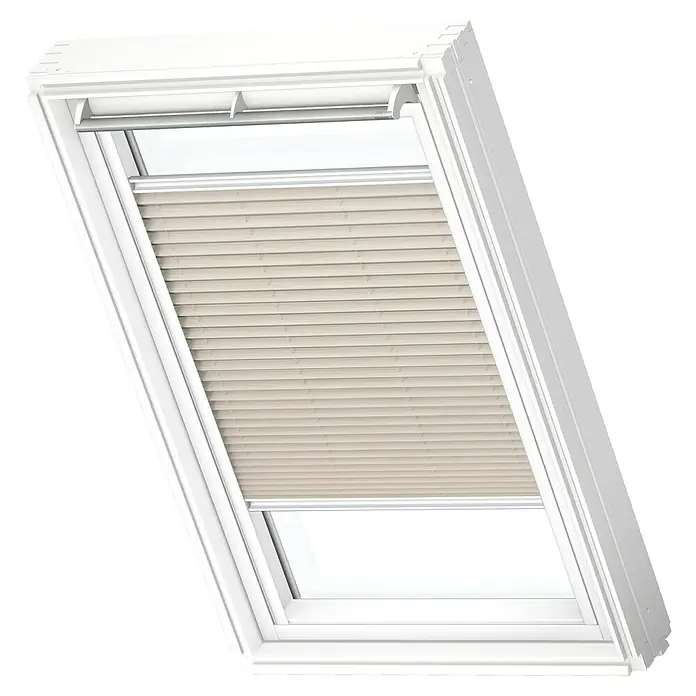 Velux Dachfensterplissee FHL M06 1275SWL - Farbe: Leinen - 1275SWL, Farbe Schiene: Weiß, Manuell - Das Bild zeigt ein Dachfenster mit einem beigen Plissee-Rollo, das teilweise geschlossen ist und für eine angenehme Lichtregulierung sorgt.