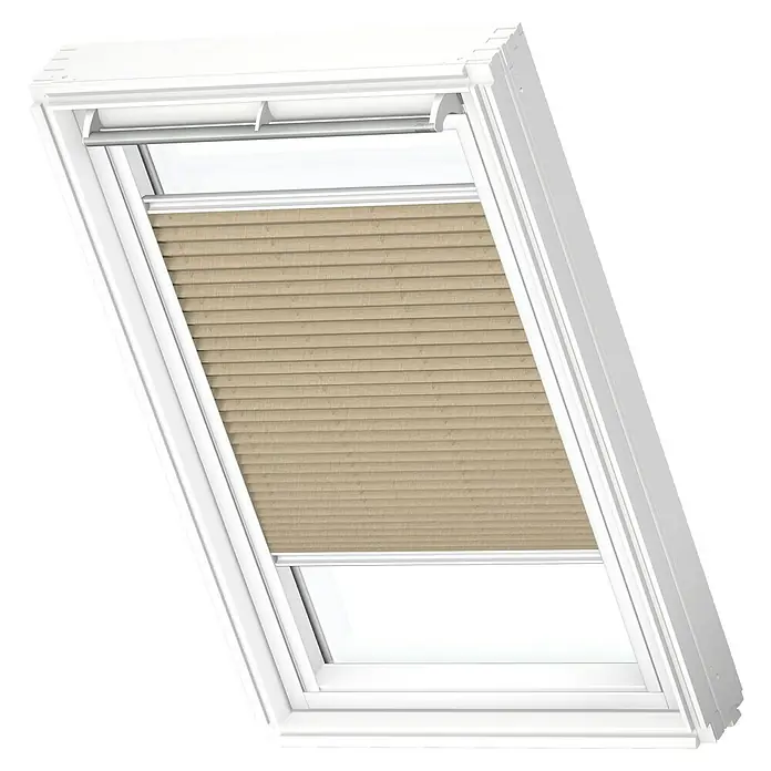 Velux Dachfensterplissee FHL M04 1277SWL - Farbe: Sandbeige - 1277SWL, Farbe Schiene: Weiß, Manuell - Nahaufnahme eines Dachfensters mit geschlossenem, beigefarbenem Plissee. Das weiße Fenster passt sich der Decke an und sorgt für ein helles Ambiente.