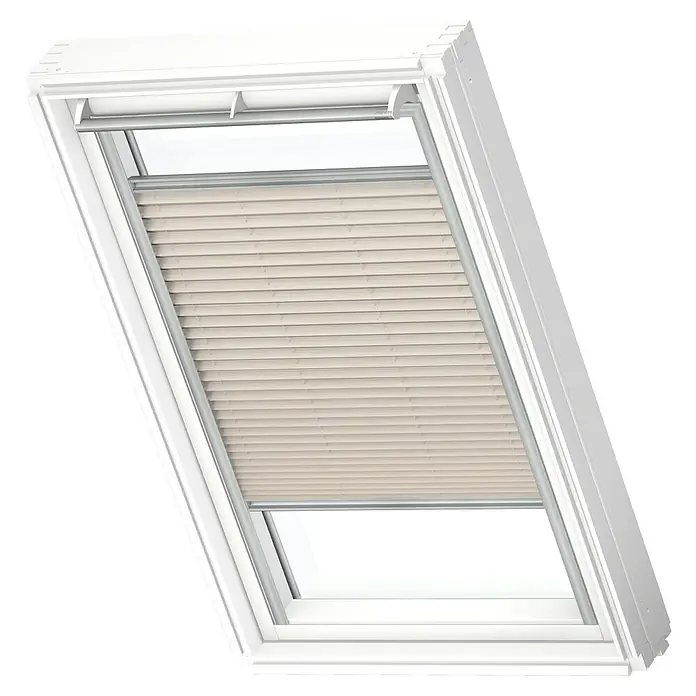 Velux Dachfensterplissee FHL U08 1275S - Farbe: Leinen - 1275S, Farbe Schiene: Aluminium, Manuell - Ein Dachfenster mit einem cremefarbenen Plissee-Rollo, das das Licht sanft filtert und für Privatsphäre sorgt. Das Fenster ist in einem weißen Rahmen eingefasst.