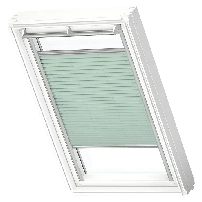 Velux Dachfensterplissee FHL MK06 1281S - Farbe: Mint - 1281S, Farbe Schiene: Aluminium, Manuell - Ein Dachfenster mit einem Rollo, das teilweise heruntergelassen ist. Das Rollo ist hellgrün und hat eine feine Struktur.