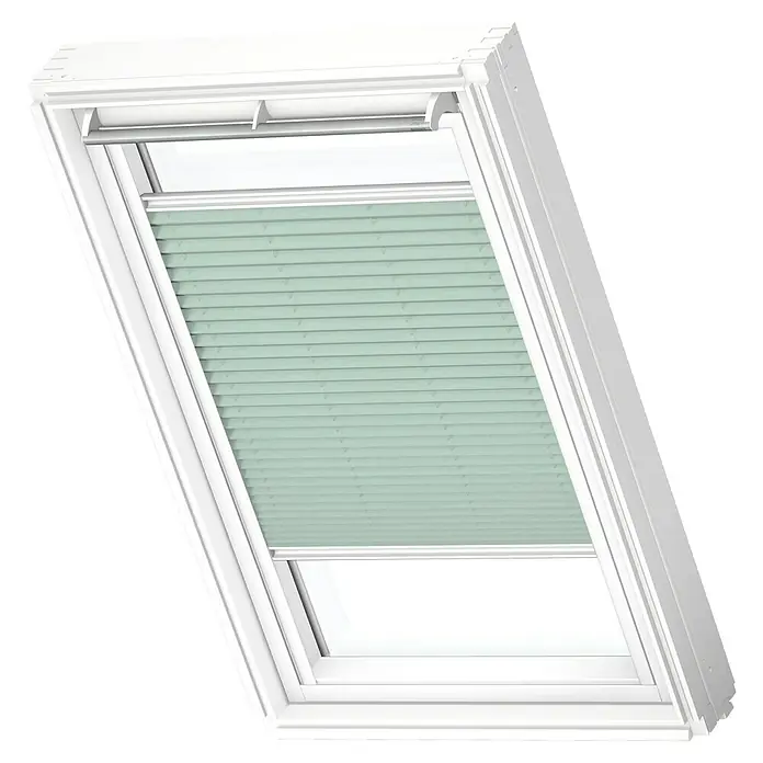 Velux Dachfensterplissee FHL SK10 1281SWL - Farbe: Mint - 1281SWL, Farbe Schiene: Weiß, Manuell - Nahaufnahme eines Dachfensters mit einem Rollo in Mintgrün, das teilweise geschlossen ist und einen hellen Raum erhellt.