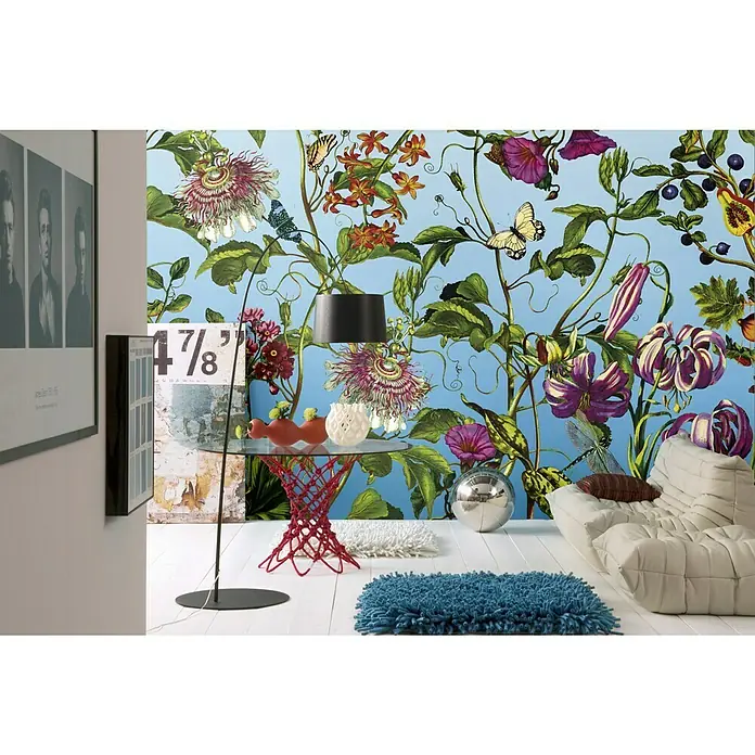 Komar Into Illusions Fototapete Jardin - 4 -tlg., B x H: 368 x 248 cm, Vlies - Elegantes Interieur mit floraler Tapete, rotem Beistelltisch, Stehlampe und Teppichen. Die stilvolle Einrichtung schafft eine einladende Atmosphäre.