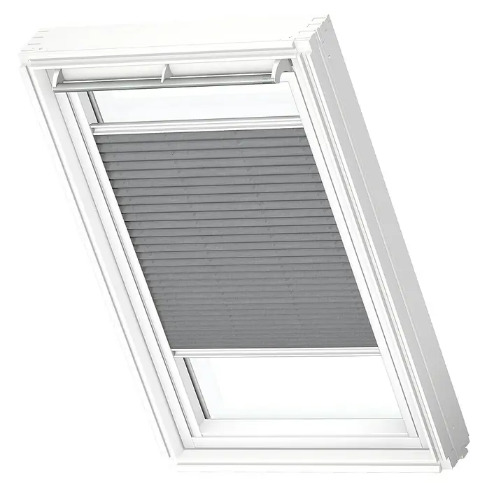 Velux Dachfensterplissee FHL M06 1282SWLFarbe: Grau - 1282SWL, Farbe Schiene: Weiß, Manuell - Nahaufnahme eines weißen Dachfensters mit grauen Plissee-Jalousien, die für sanftes Licht und Privatsphäre sorgen.