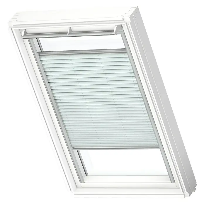 Velux Dachfensterplissee FHL P06 1285S - Farbe: Himmelblau - 1285S, Farbe Schiene: Aluminium, Manuell - Nahaufnahme eines Dachfensters mit Jalousien, das Licht und Privatsphäre im Raum reguliert.\n