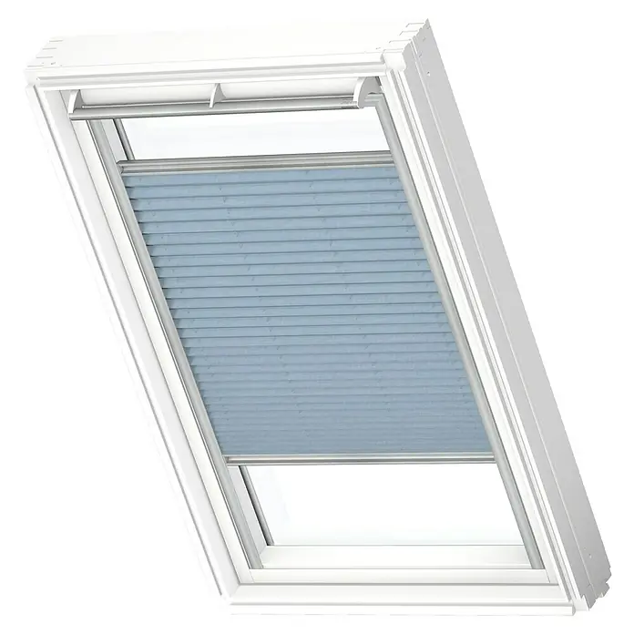 Velux Dachfensterplissee FHL U10 1286S - Farbe: Denim - 1286S, Farbe Schiene: Aluminium, Manuell - Ein Dachfenster mit einem blickdichten, blauen Plissee-Rollo, das teilweise geschlossen ist und eine angenehme Lichtstreuung im Raum ermöglicht.