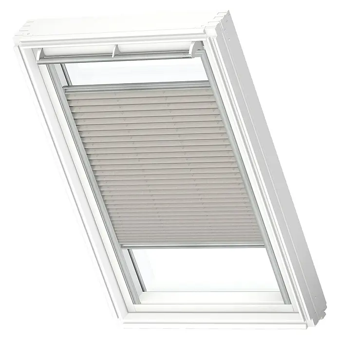 Velux Dachfensterplissee FHL M06 1284S - Farbe: Silbergrau - 1284S, Farbe Schiene: Aluminium, Manuell - Nahaufnahme eines weißen Dachfensters mit einem beigefarbenen Plissee-Rollo, das teilweise geschlossen ist, vor einem schwarzen Hintergrund.