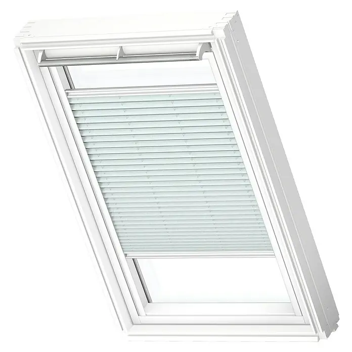 Velux Dachfensterplissee FHL MK12 1285SWL - Farbe: Himmelblau - 1285SWL, Farbe Schiene: Weiß, Manuell - Ansicht eines Dachfensters mit integriertem, weißen Plissee, das teilweise geöffnet ist und für gedämpftes Licht sorgt.