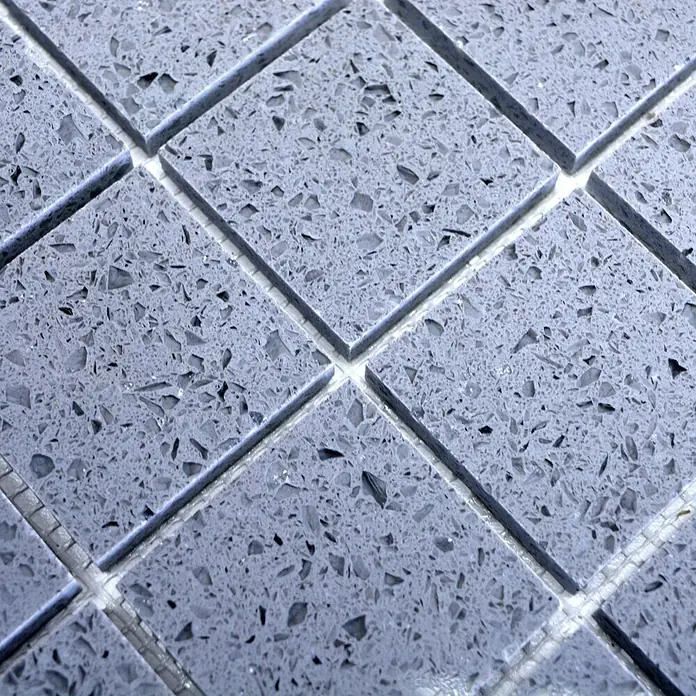 Mosaikfliese Quadrat Artifical XCM ASM43 - 30,5 x 30,5 cm, Grau, Glänzend - Nahaufnahme von quadratischen grauen Mosaikfliesen mit gesprenkelter Textur, die ein elegantes und modernes Design für Innenräume bieten.