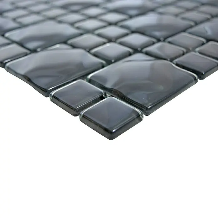 Mosaikfliese Quadrat WAVY 0530 x 30 cm, Schwarz, Glänzend - Nahaufnahme von schwarzen, glänzenden Mosaikfliesen mit quadratischen und rautenförmigen Elementen.