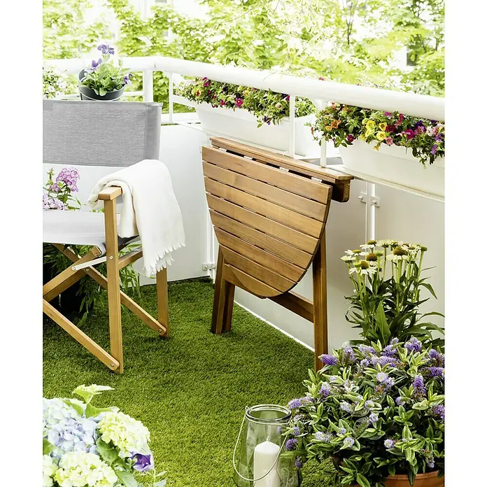 Sunfun Diana Balkontisch - L x B x H: 100 x 50 x 75 cm, Akazie, Klappbar, Gebogen, Naturbraun - Balkon mit Klapptisch, Stuhl, Pflanzen und Rasenteppich. Der Tisch ist aus Holz gefertigt und platzsparend zusammenklappbar.