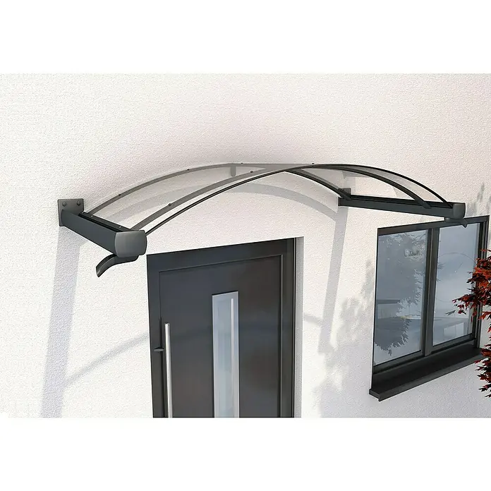 Gutta Bogenvordach BV/B - 200 x 90 x 30 cm, Anthrazitgrau - Nahaufnahme einer Haustür mit einem Vordach aus transparentem Material, das vor Witterungseinflüssen schützt. Moderne Bauweise mit Fenster neben der Tür.