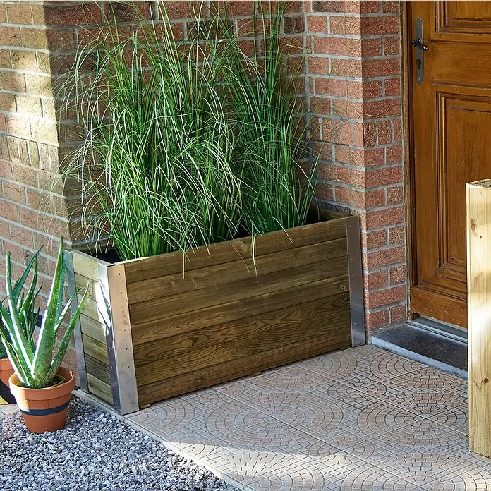 Cerland Macetero para plantas Bambou - Dimensiones externas (L x An x Al): 100 x 30 x 50 cm, Madera, Marrón - Esta jardinera de madera con esquinas metálicas, que exhibe pasto alto y aloe vera, mejora la entrada de la casa.